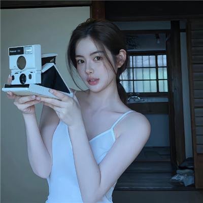 一个唱歌，另一个不唱歌